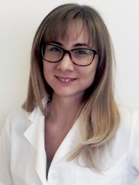 Dr.  Polgár Karolina profilképe.