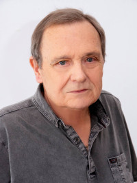Dr.  Tamás László profilképe.